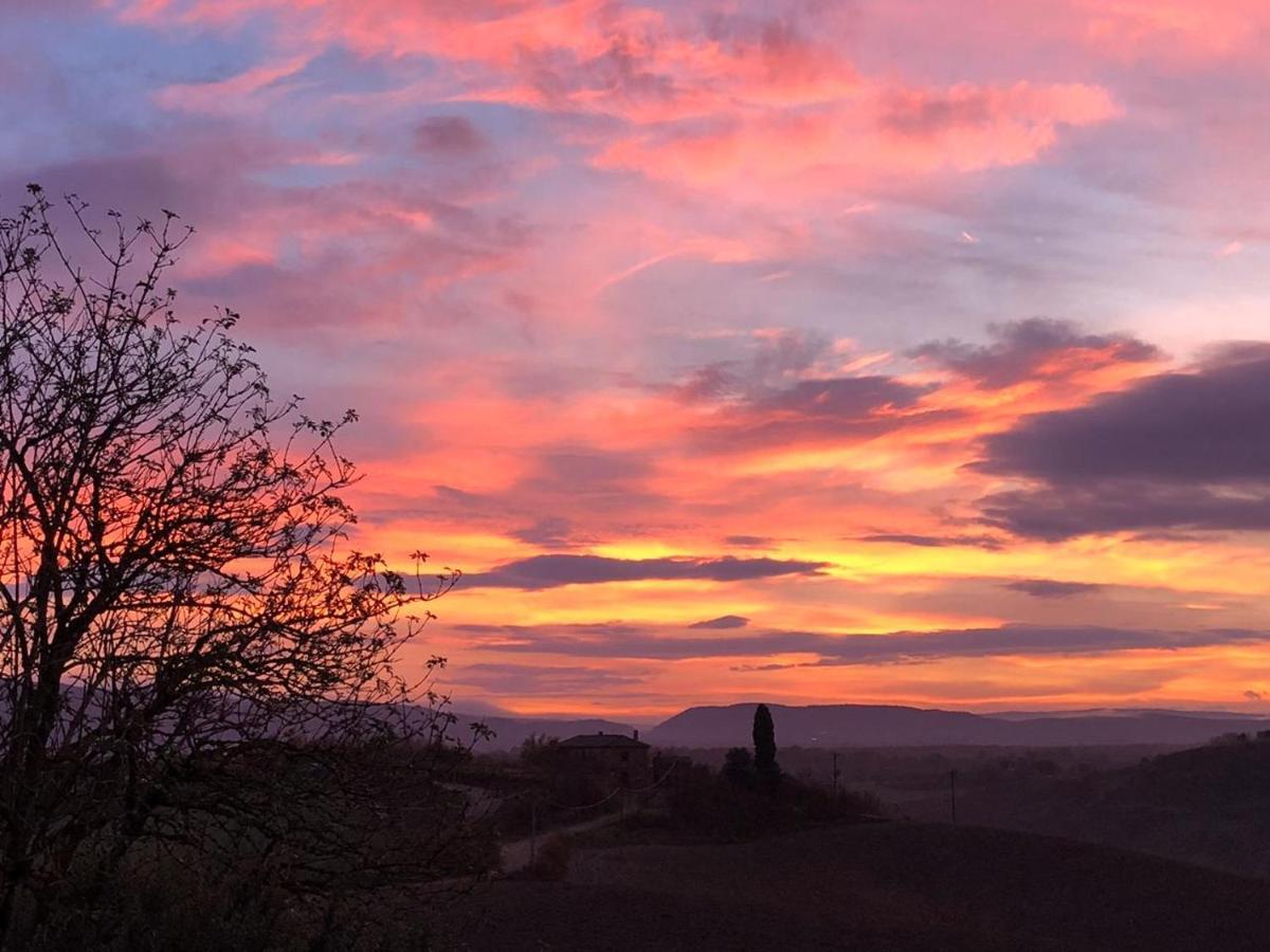 Appartamento Crete Senesi คาสเตลนูโอโว เบราร์เดนกา ภายนอก รูปภาพ